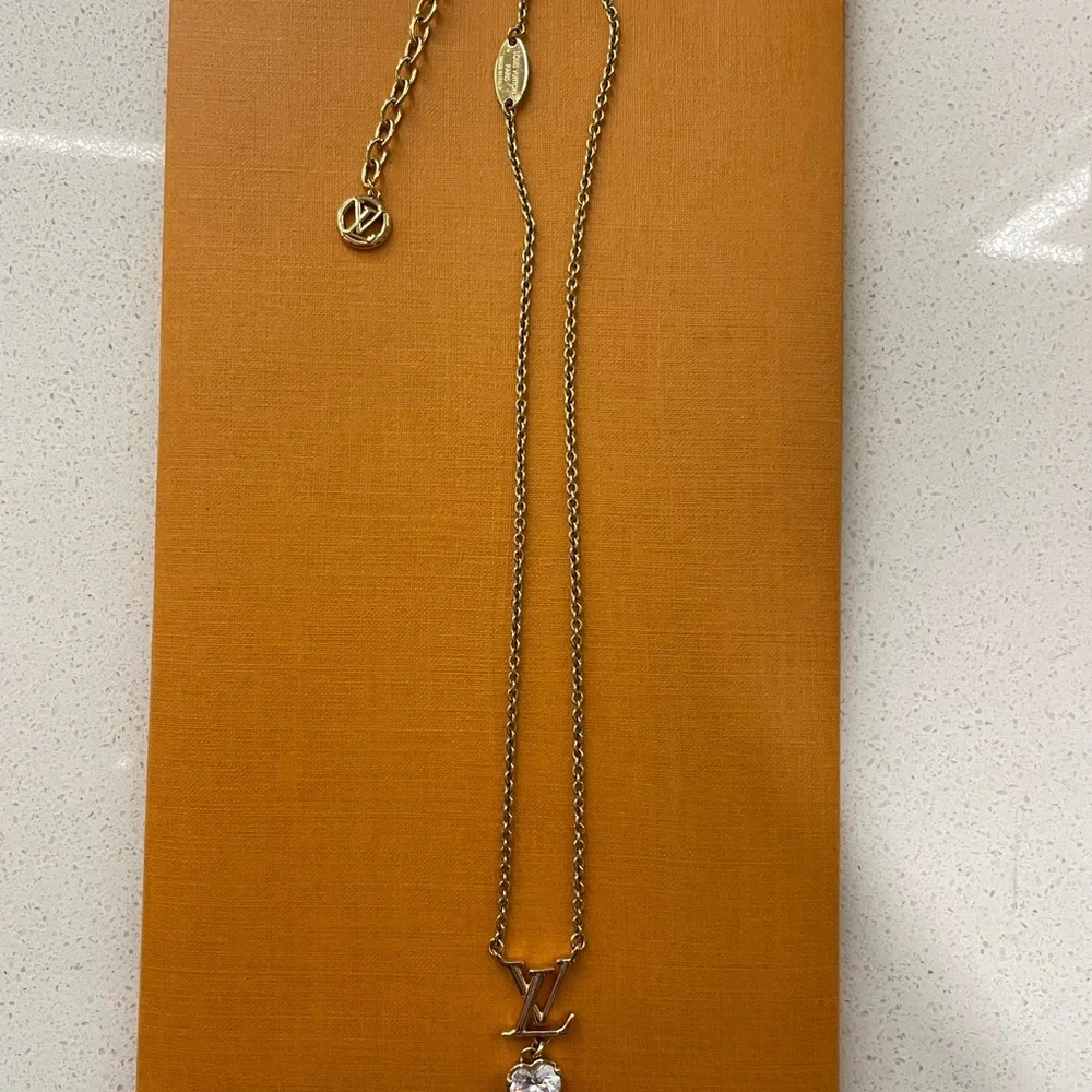 Louis Vuitton Gold LV Necklace with Heart Pendant - Picture 2 of 12